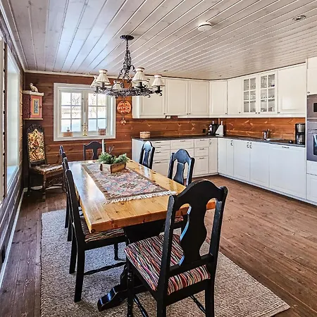 5 Bedroom Cozy In 헴세달