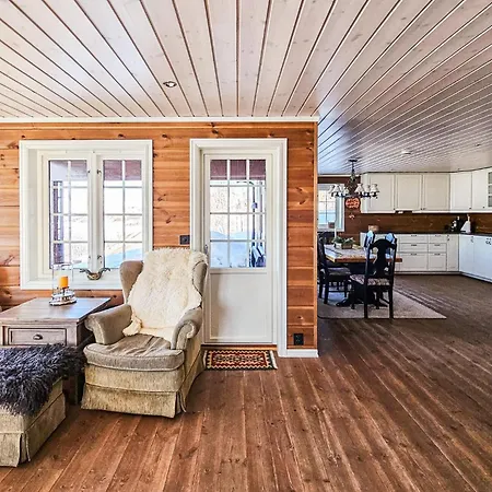 5 Bedroom Cozy In 헴세달